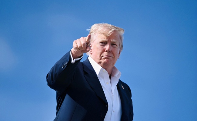 President,Donald,Trump,Points,As,He,Boards,Air,Force,One