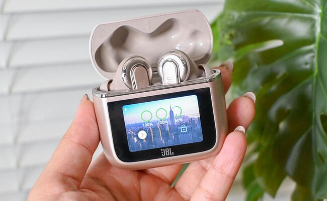 まさか3万円以下になるとは…。画面付きケースが便利な「JBL TOUR PRO 3