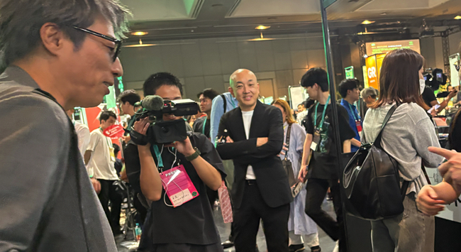 淳さんの撮影を見守る石川さん