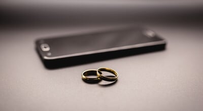 Golden,Wedding,Rings,On,A,Mobile,Phone.,Concept,Of,Infidelity