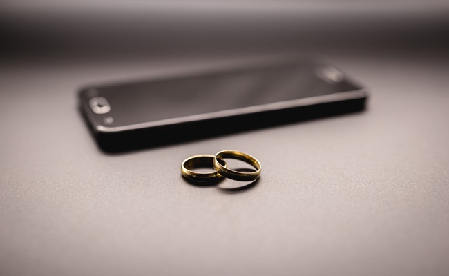 Golden,Wedding,Rings,On,A,Mobile,Phone.,Concept,Of,Infidelity