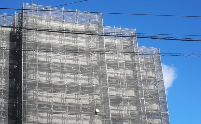 A,Condominium,Under,Construction,With,Scaffolding,Towering,In,The,Clear