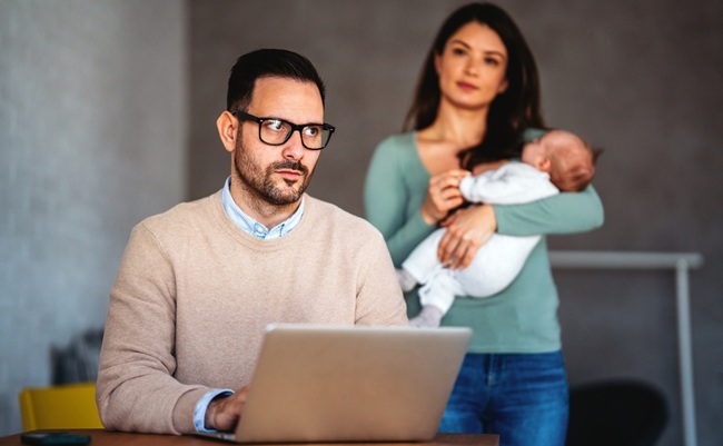 Father,Businessman,Try,To,Work,On,Laptop,From,Home,With