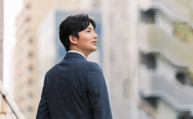 A,Japanese,Man,In,His,20s,Wearing,A,Suit,In