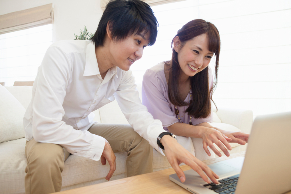 Japanese,Couple,To,See,The,Personal,Computer
