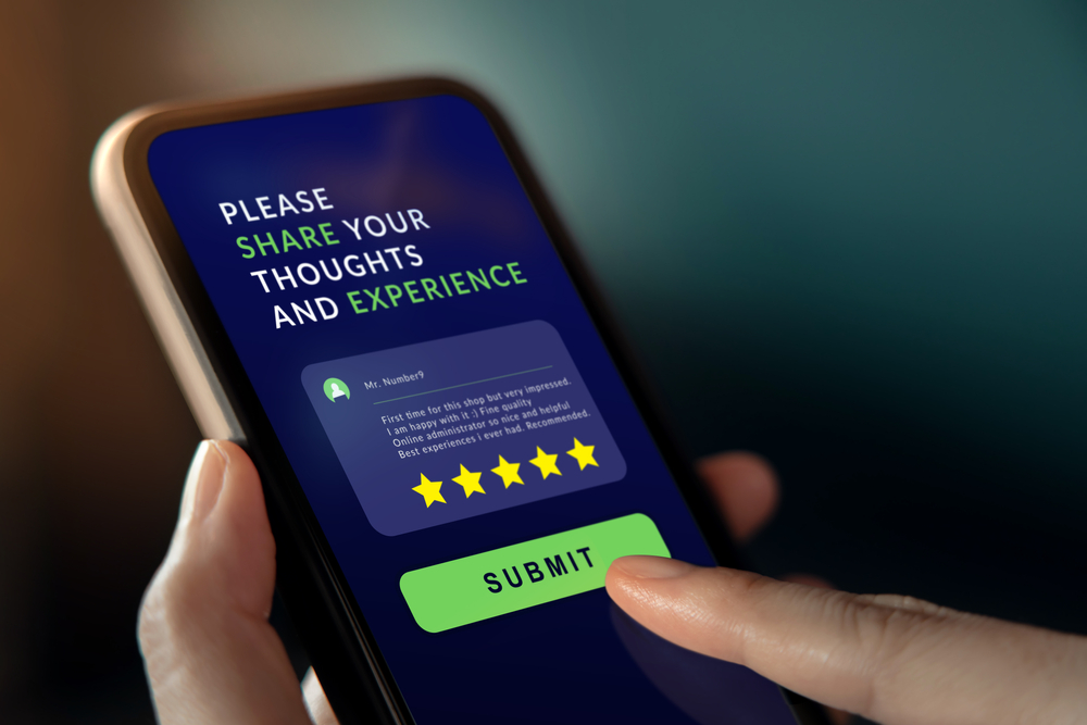 Customer,Experiences,Concept.,Woman,Using,Mobile,Phone,To,Giving,Feedback