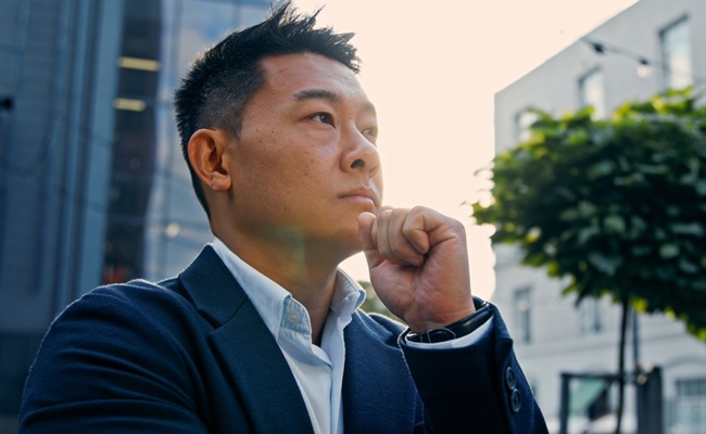 Dreaming,Alone,Thinking,Pensive,40s,Asian,Korean,Man,Puzzled,Confused