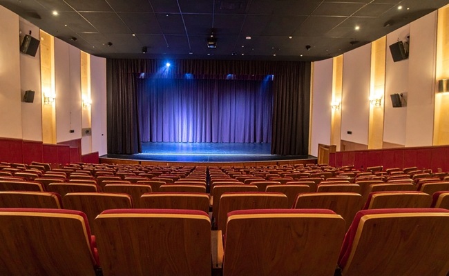 An,Empty,Theater,Auditorium,With,Rows,Of,Red,Seats,Facing