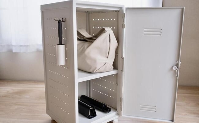 VAZZOの「ペグキャビネット」はおうちで使えるロッカー。カバンの定