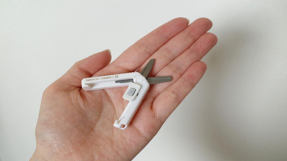 外出先で気になる“糸のほつれ”や“タグ”に、手のひらサイズのハサミが大