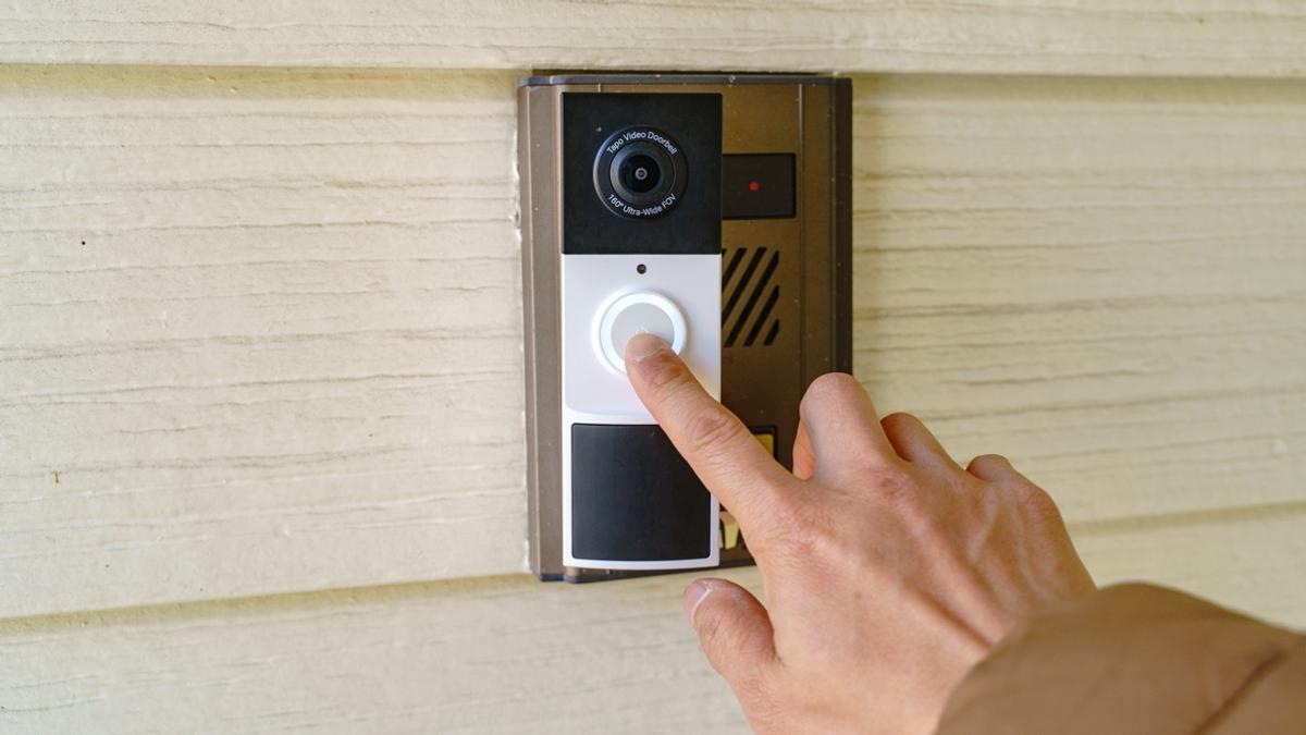 TP-Linkの「工事不要で取り付けられる防犯ドアホン」で、外出時に