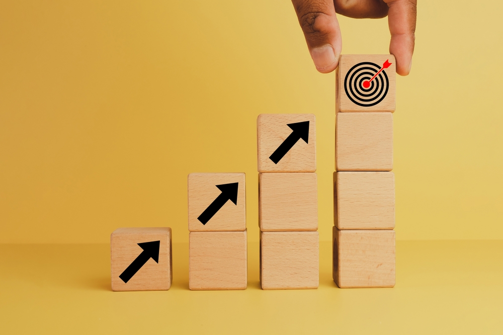 Purpose,achievement,goal,Setting,objective,motivation,Concept.,hand,Holding,Wooden,Cubes,With,Dartboard,And,Arrow