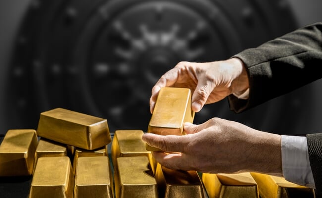 Banker's,Hands,,Bank,Vault,Manager,Holding,A,Gold,Bar,,Gold