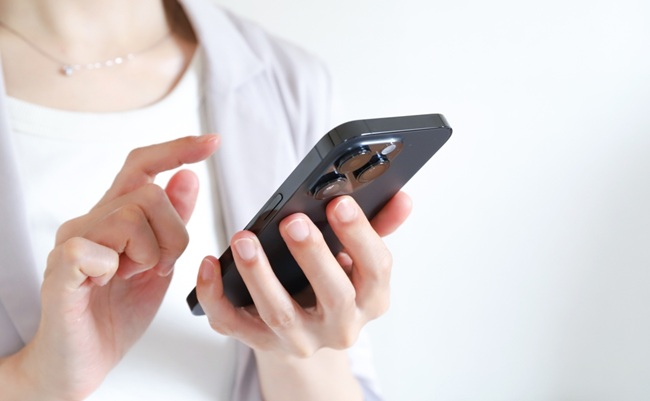 Hands,Of,A,Businesswoman,Using,A,Smartphone