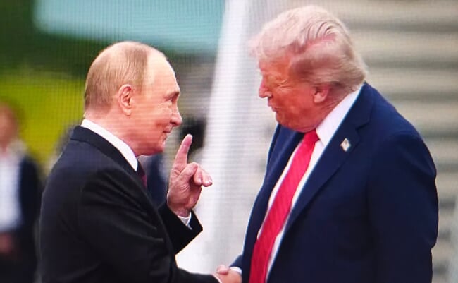 Donald,Trump,And,Vladimir,Putin,Shake,Hands,At,A,Summit,