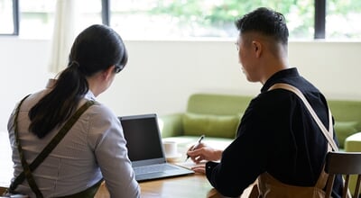 An,Asian,Couple,Talking,About,Cafe,Management,Policy
