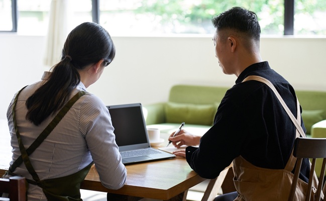 An,Asian,Couple,Talking,About,Cafe,Management,Policy