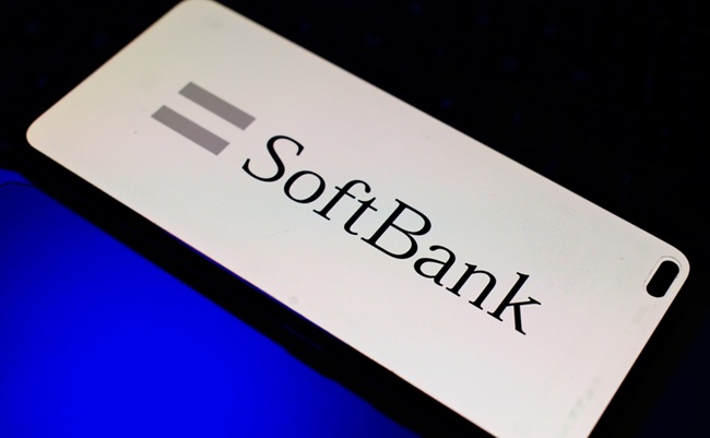 London,,Uk,,06.11.2025:,Softbank,Logo,On,Phone,Screen