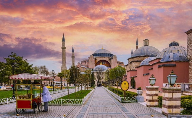 Istanbul,,Turkey,-,April,09,,2017,:,The,Sultanahmet,Square