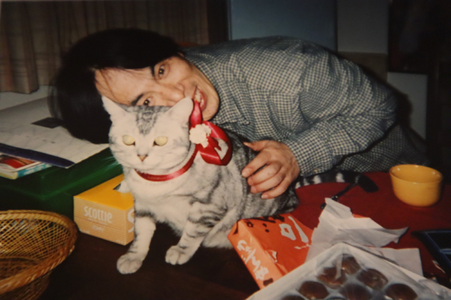 晩年の滝沢、愛猫と
