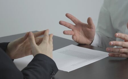 日本はイランや中国とどう向き合うべきか？人気コンサルが「国益」と「倫理」のはざまで考えたこと