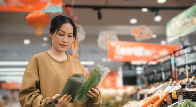 Asian,Women's,Portable,Shopping,Boxes,Choose,Fresh,Vegetables,On,The