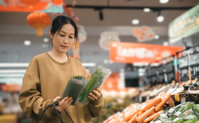 Asian,Women's,Portable,Shopping,Boxes,Choose,Fresh,Vegetables,On,The