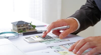 A,Man,Who,Calculates,Asset,Value,By,Real,Estate,Appraisal