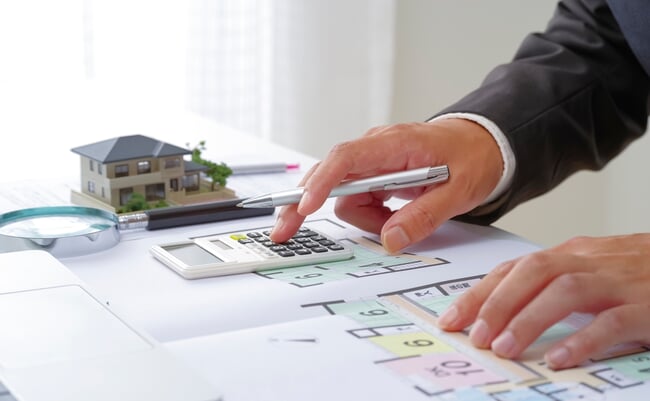 A,Man,Who,Calculates,Asset,Value,By,Real,Estate,Appraisal