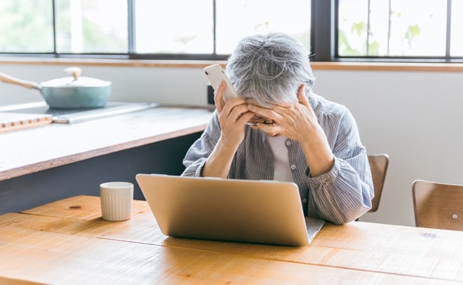 An,Elderly,Woman,Is,Shocked,When,She,Looks,At,A