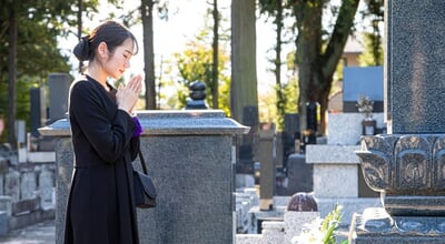 A,Bereaved,Woman,Visiting,The,Grave,At,The,Burial,Ceremony