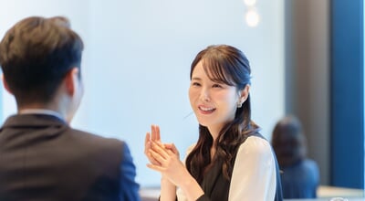A,Young,Asian,Couple,Relaxing,And,Talking,In,A,Restaurant.