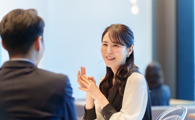 A,Young,Asian,Couple,Relaxing,And,Talking,In,A,Restaurant.