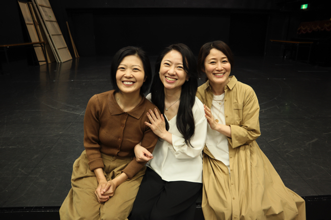 左から青年座の小暮智美さん、魏涼子さん、安藤瞳さん