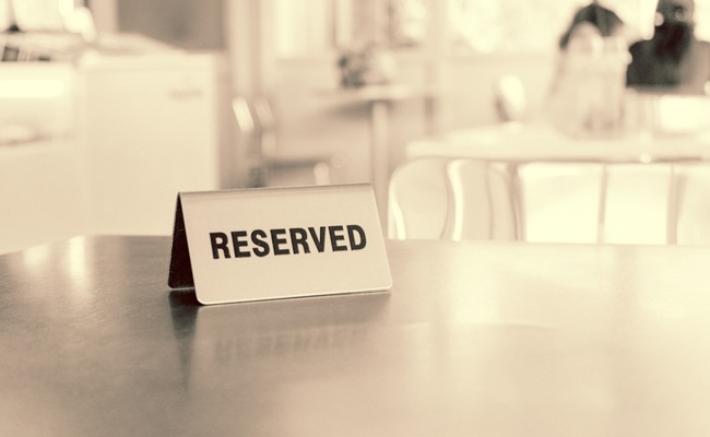Reserved,Sign,On,A,Table,In,Restaurant,With,Bokeh,restaurant,Reservation