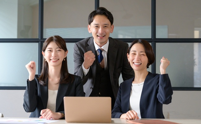 Japanese,Men,And,Women,Lining,Up,In,The,Office,And