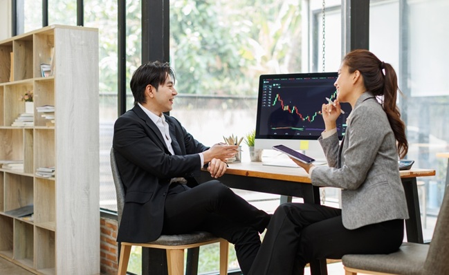 Asian,Business,Colleagues,Discussing,Cryptocurrency,Trading,Strategy,Financial,Advisors,Analyzing