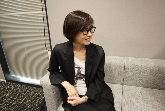 長谷川 真弓（はせがわ・まゆみ）女優。1970年代より数多くの映画・ドラマに出演。「太陽の子」「父の詫び状」「予備校ブギ」「大好き五つ子」舞台はこまつ座「きらめく星座」2025年、大森カンパニー「家族、片恋」に出演。繊細な感受性と静かな情熱を併せ持った朗読も高く評価されている。