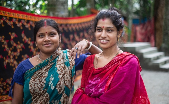 Portrait,Of,South,Asian,Young,Women,In,Traditional,Costumes