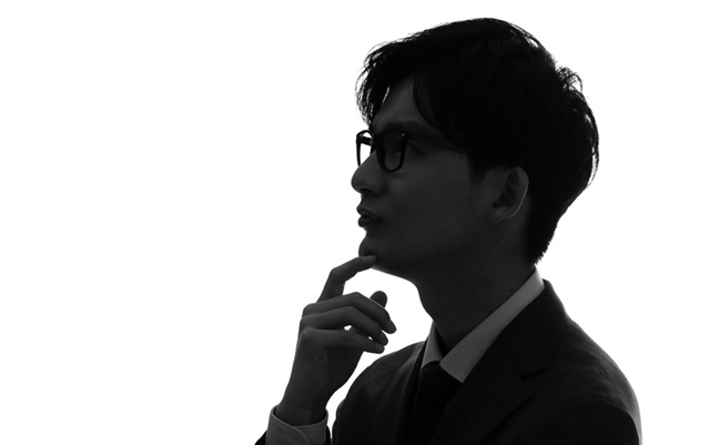 Profile,Silhouette,Of,A,Thinking,Asian,Businessman.