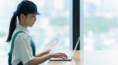 A,Female,Asian,Waitress,Using,A,Computer,And,Checking,Data