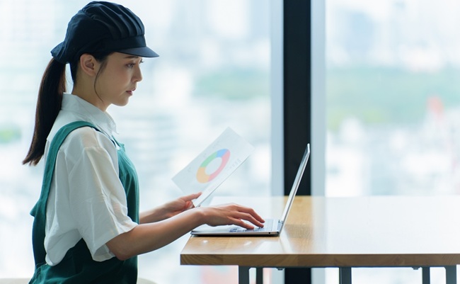 A,Female,Asian,Waitress,Using,A,Computer,And,Checking,Data