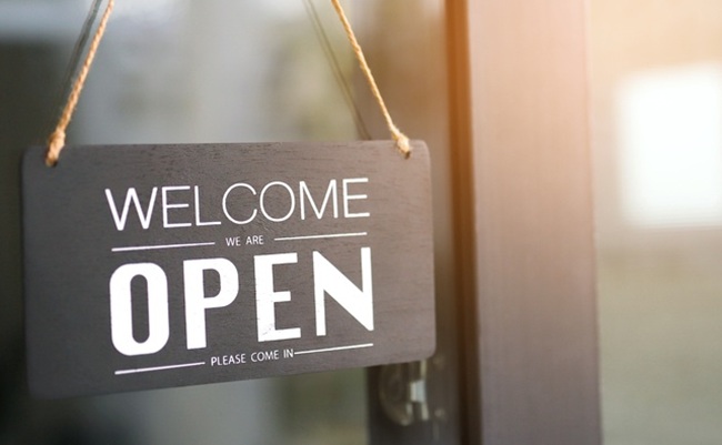 Black,Open,Sign,With,Welcome,Text,Hanging,On,Glass,Door