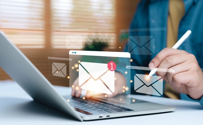 Business,Professional,Using,Laptop,Stylus,With,Virtual,Email,Notification,Interface,