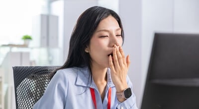 Young,Asian,Woman,Yawn,At,Office,Desk.,Exhausted,Tired,Sleepy