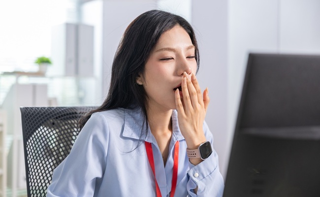 Young,Asian,Woman,Yawn,At,Office,Desk.,Exhausted,Tired,Sleepy