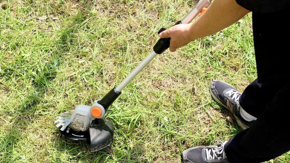 アイリスオーヤマの「充電式草刈機」で、快適に庭掃除ができた！ 安心