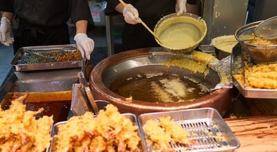 The,Making,Of,Tempura,Deep,Fried,Shrimps,Traditional,Japanese,Street