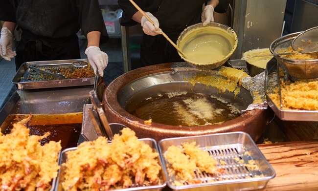 The,Making,Of,Tempura,Deep,Fried,Shrimps,Traditional,Japanese,Street
