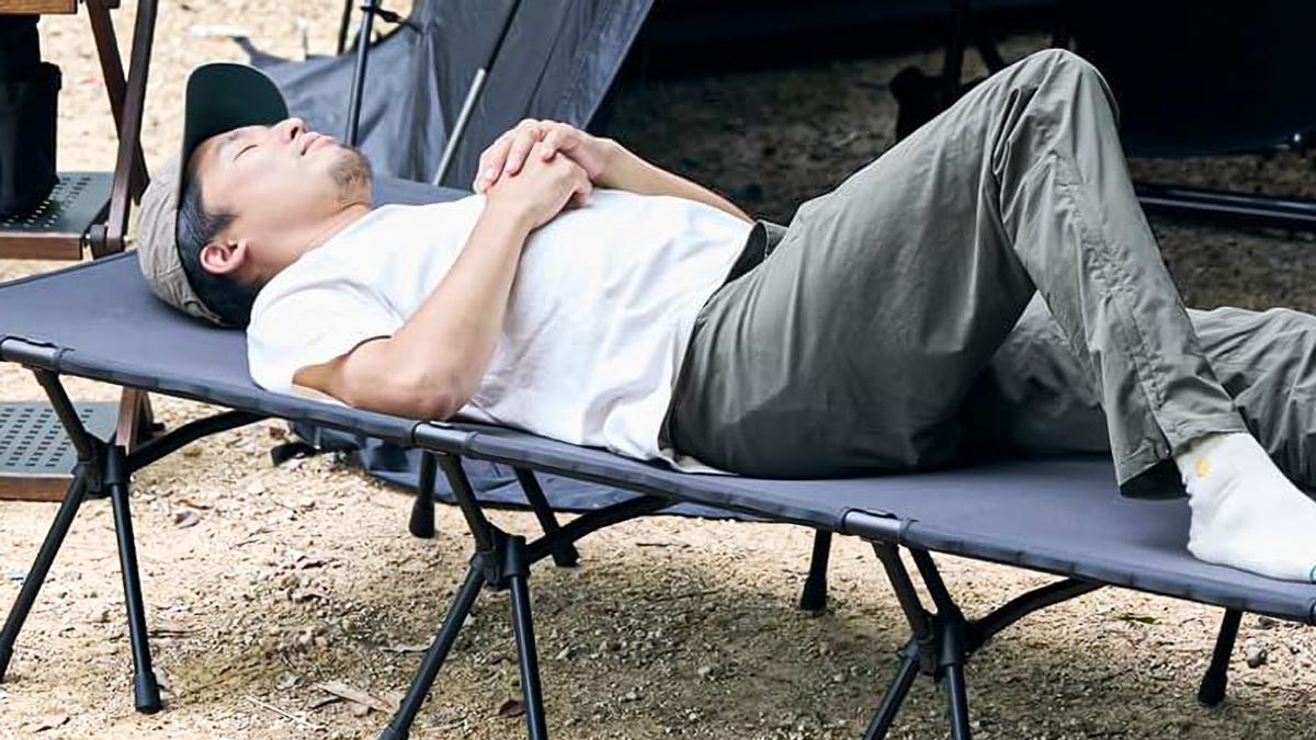 キャンプでも寝返りし放題！WAQのワイドコットなら、テント泊でも自宅